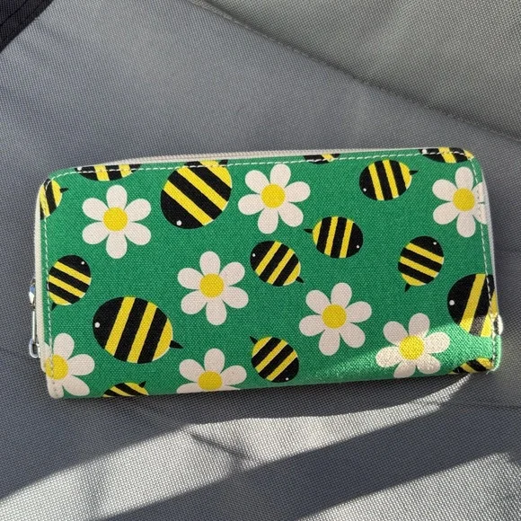 Bungalow 360 Green Bee and Daisy Kids Wallet - Picture 2 of 3